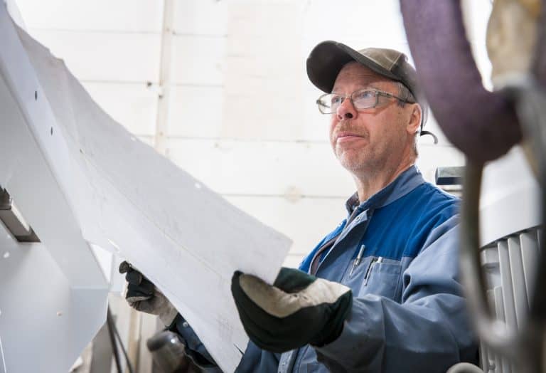 Mechanic Timo Mäenpää from the assembly plant at work.