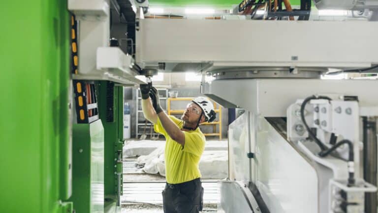 Service engineer visiting a hollow core producer