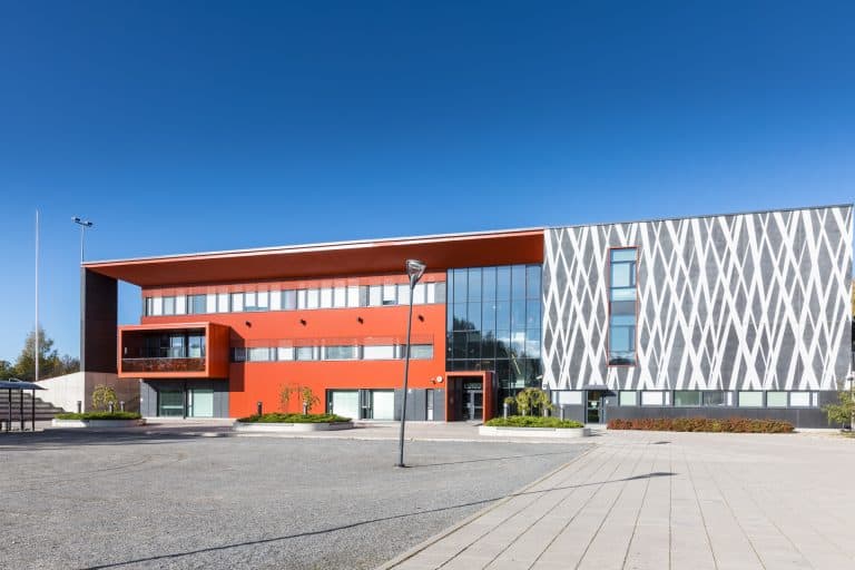 Precast school bulding with graphic concrete facade, Kangasala, Finland