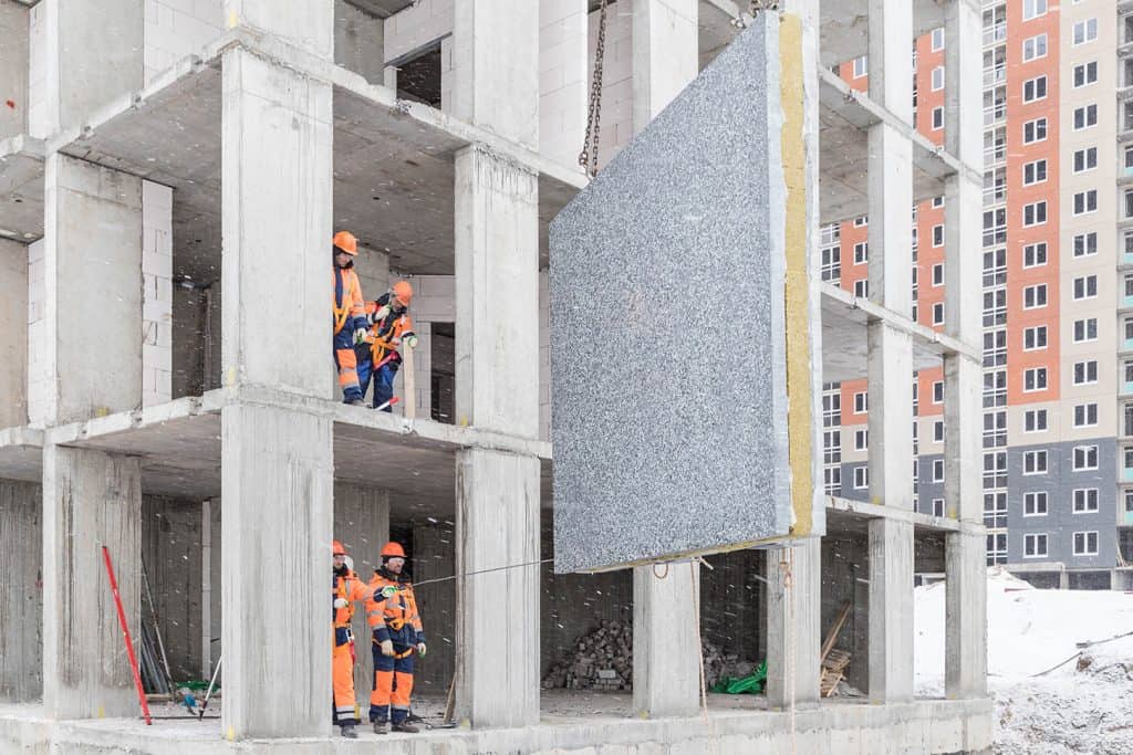 Installing a precast concrete wall, sandwich wall, in Niznyi Novgorod, Russia