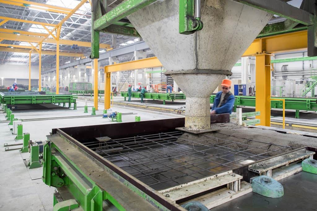Concretet casting on circulating precast wall production line