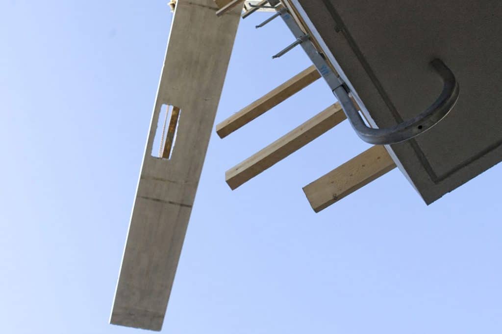 Precast half slab, lifting on site