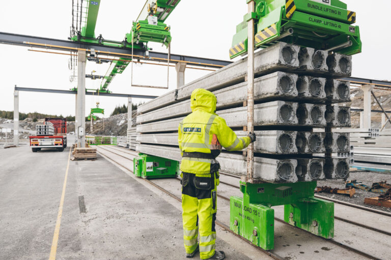 Automatic slab transportation at Contiga precast plant in Norway