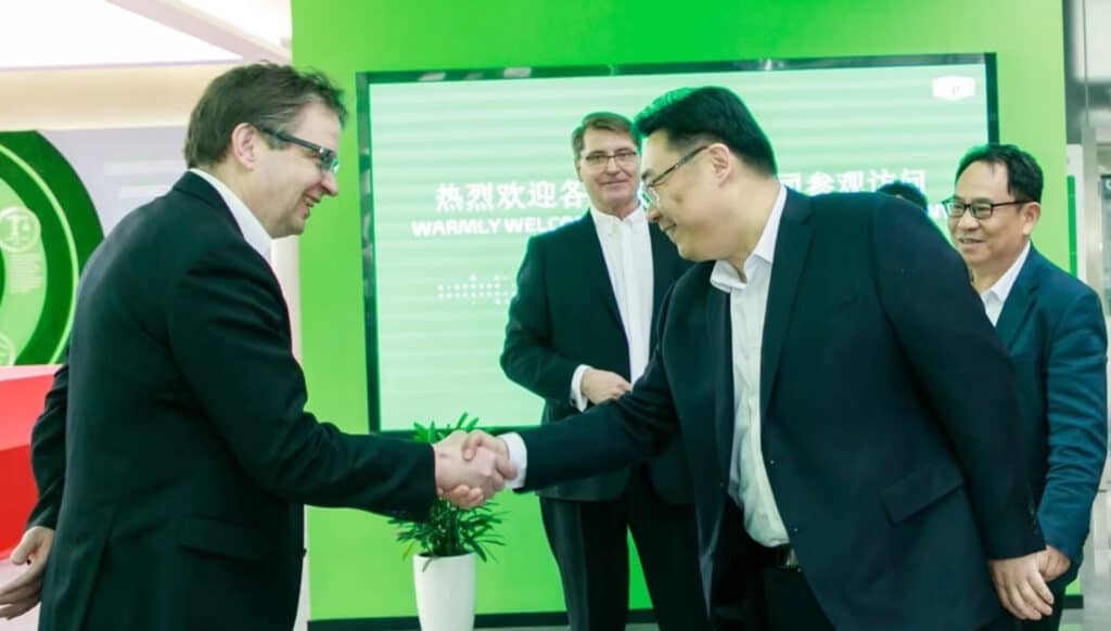 CEO Mats Jungar greets Sun Yifeng, Deputy Secretary of Zhonglou District Committee. Seppo Kauppinen on the background.