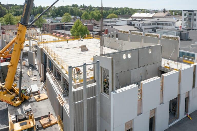 Installing precast walls to the community cultural center Fokus in Karjaa, Finland.