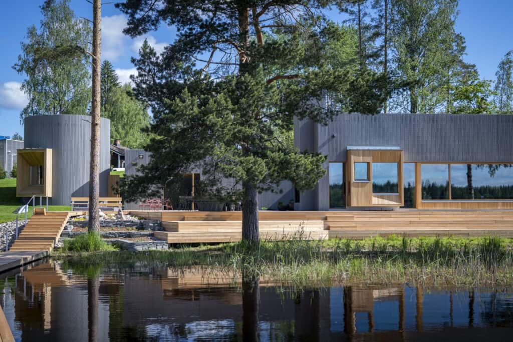 In the lakeside setting of Serlachius Museum Gösta now stands the precast Art Sauna.