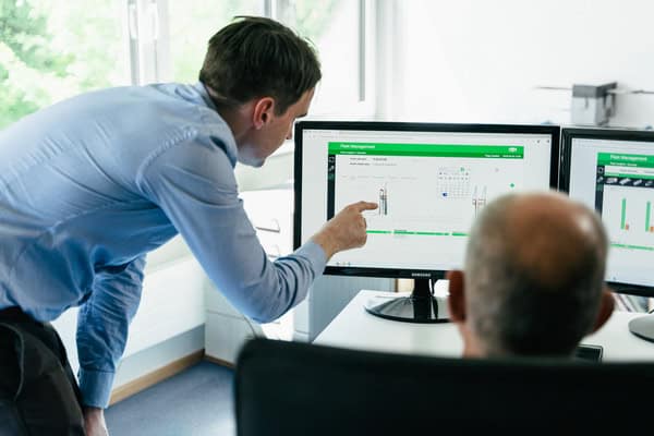 A Kastell GmbH conectou seu Elematic Extruder  P7 ao Fleet Management. A empresa utiliza todos os três módulos disponíveis: Fleet View, Fleet Uptime e Fleet Insights.